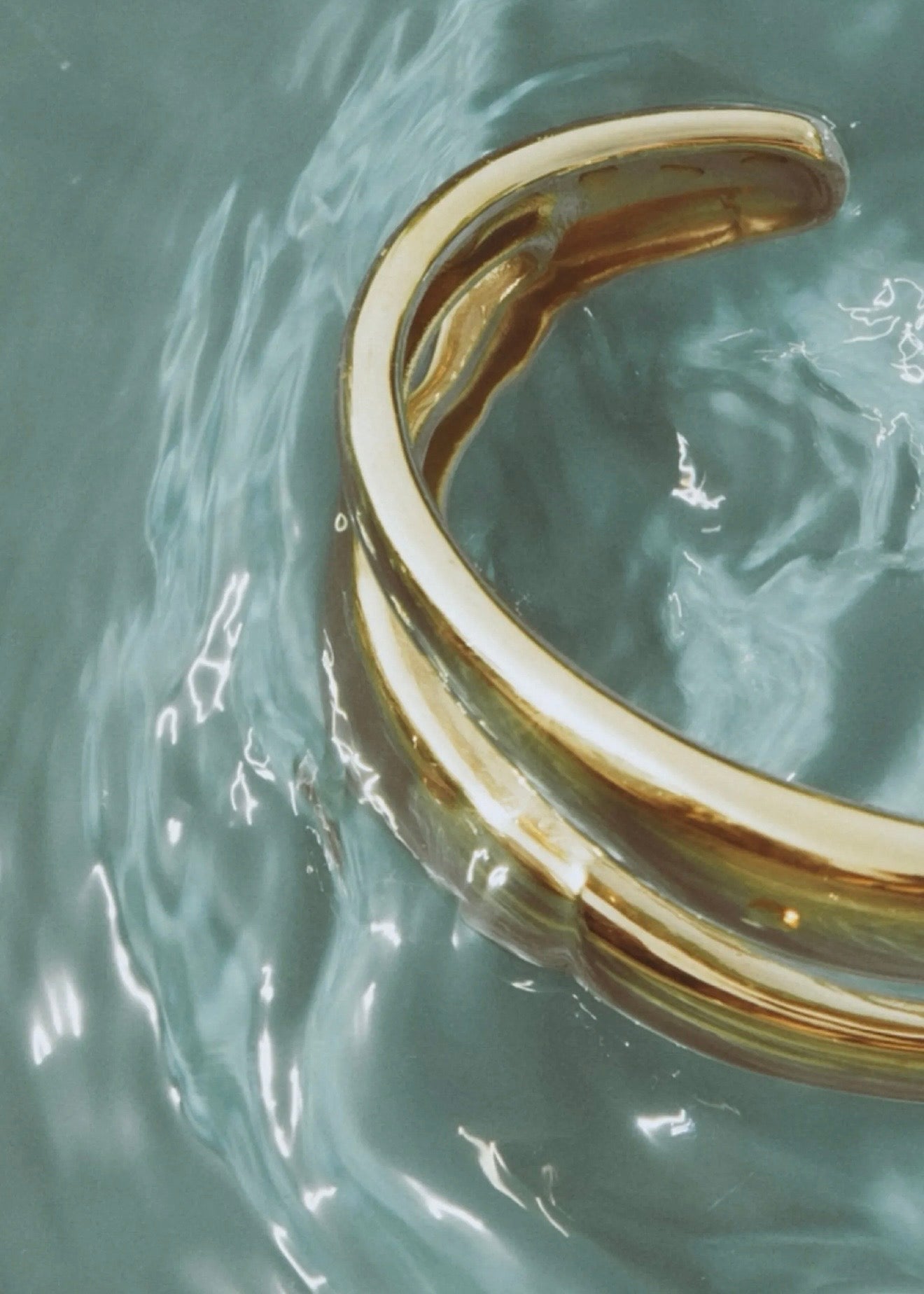 The Curved Bangle Gold