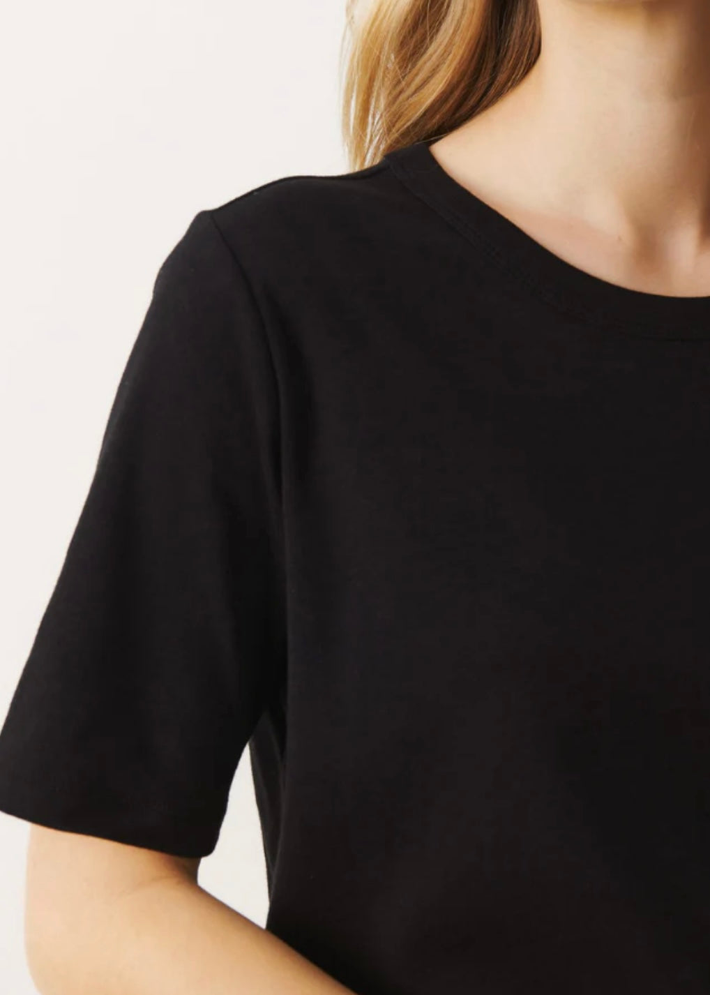 Ratana T-shirt Black