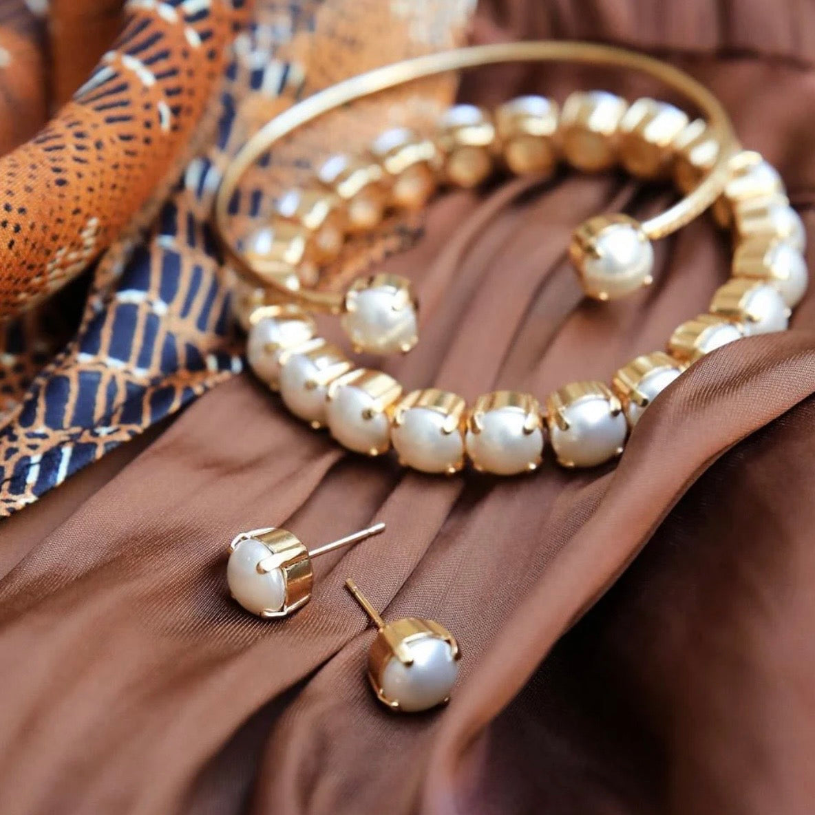 Classic Stud Earrings Gold Pearl