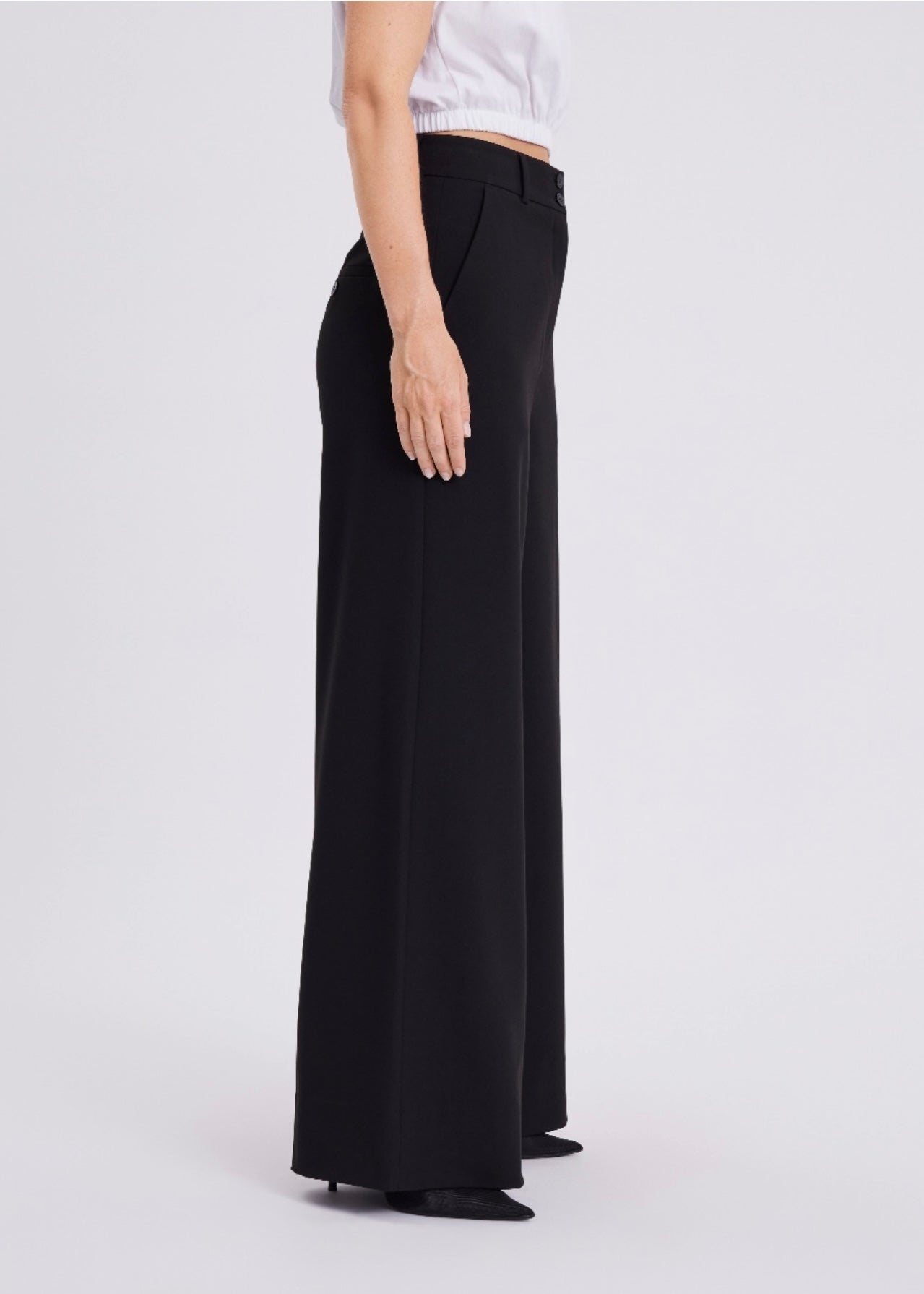 Laura Regular Black