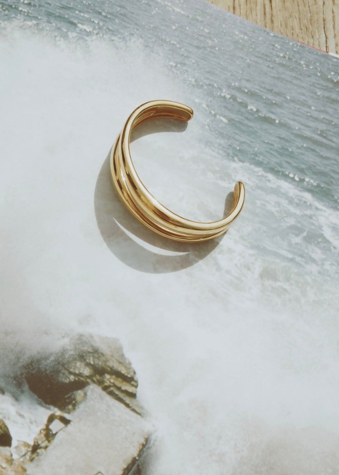 The Curved Bangle Gold